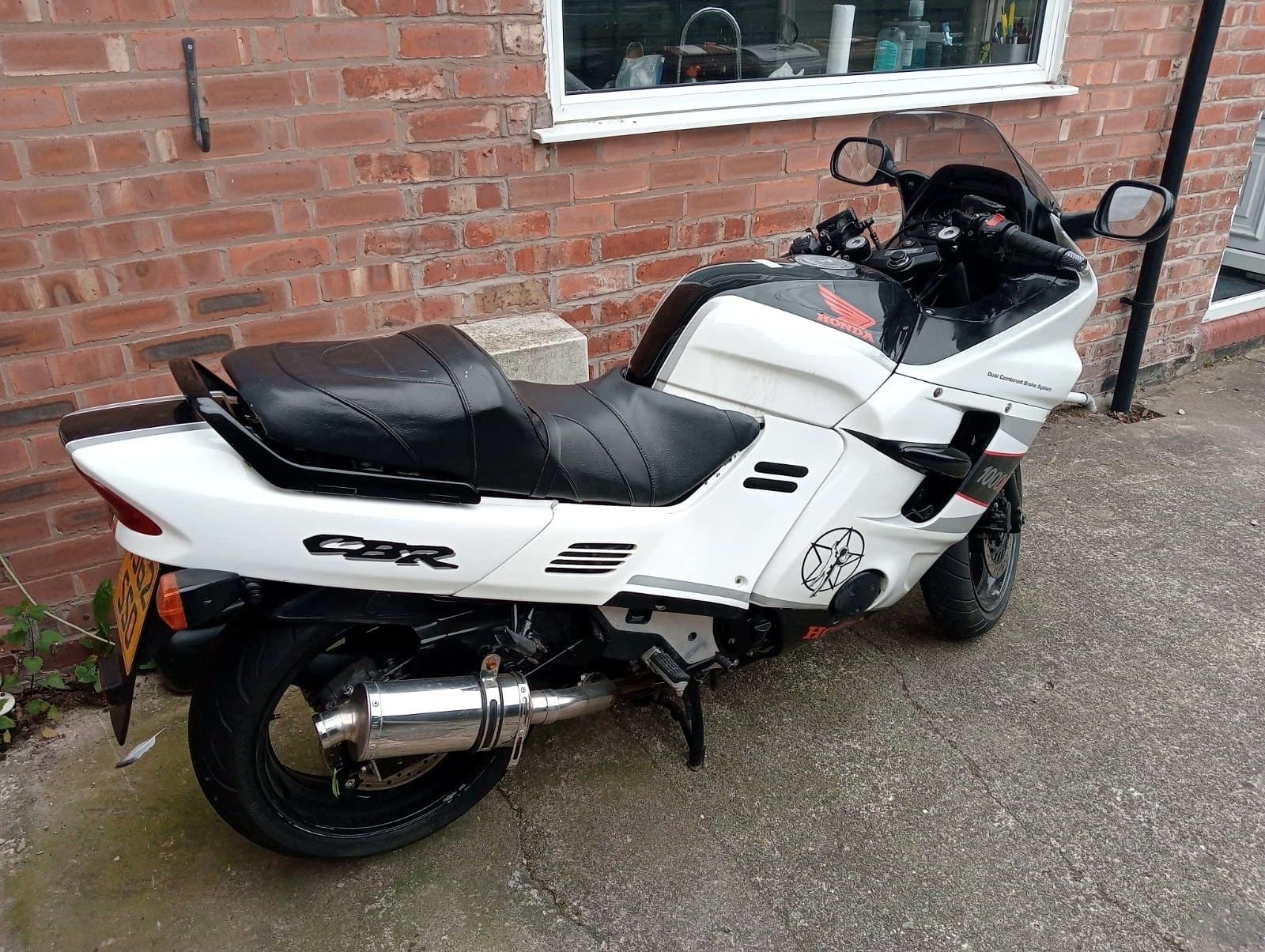 Honda CBR 1000F — lewy profil